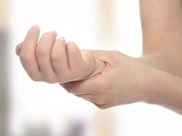 Người bệnh có thể bị run chân, tay có cảm giác châm chích khi mắc bệnh tuyến giáp